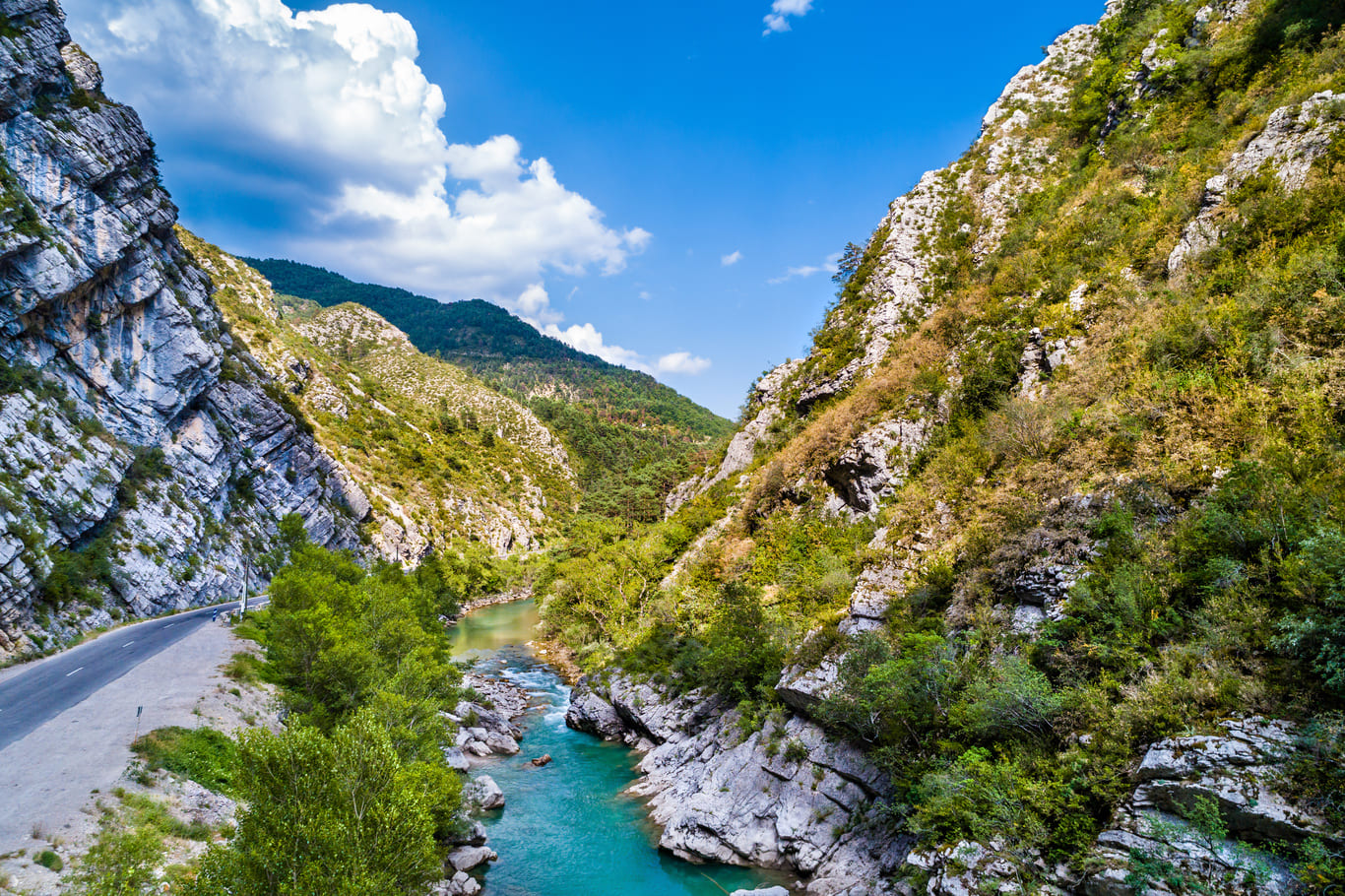 vue-sur-le-verdon-dans-le-departement-des-alpes-de-haute-provence-en-france